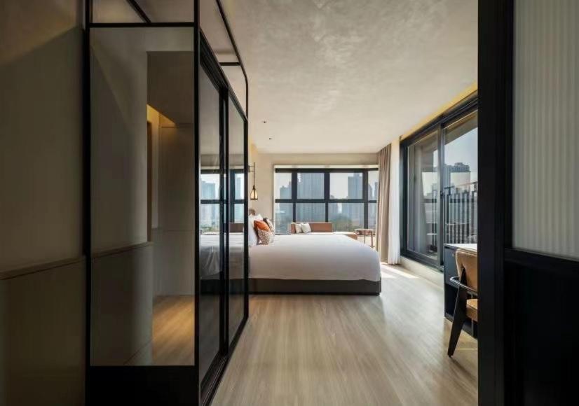 Mia - Shaanxi South Road 4*